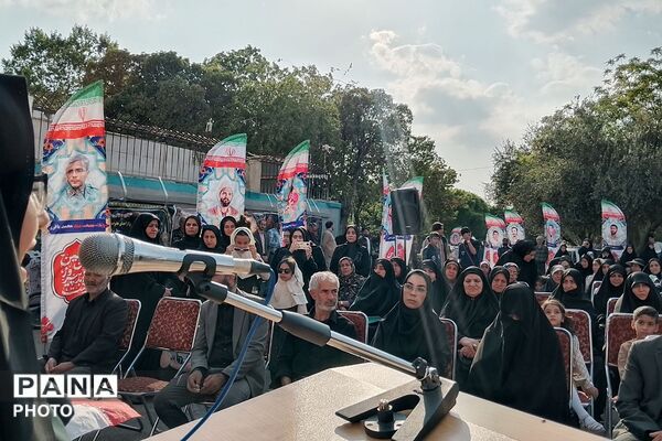 مراسم یادبود آموزگار دبستان نیلوفر رفیعی ناحیه دو شهرری با حضور پیشتازان سازمان دانش‌آموزی 