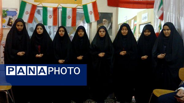 بازدید مدیر ارتباطات اتحادیه انجمن های اسلامی دانش آموزان از نمایشگاه مدرسه انقلاب در قم