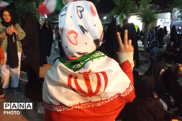 ایستادگی در سایه پرچم وطن