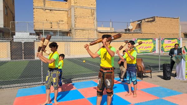 افزایش شور و نشاط دانش‌آموزان با افتتاح زمین چمن جدید دبستان امید و نوید فارسان