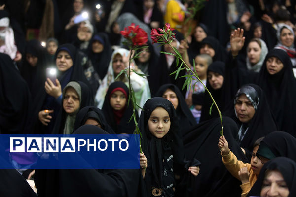 گل آرایی ضریح مطهر حضرت معصومه(س) به مناسبت روز دختر