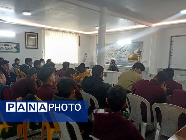 جلسه پرسش و پاسخ با موضوع دستاورد‌های انقلاب اسلامی در دبیرستان نمونه آیت‌الله خامنه‌ای