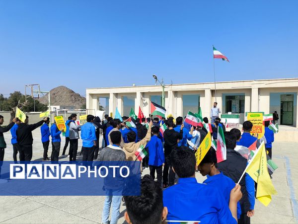 مدارس سندرک یکپارچه در شور انقلابی؛ زنگ انقلاب به صدا درآمد