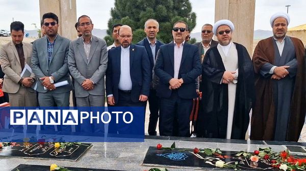 غبار روبی مزار شهدا در قوچان 