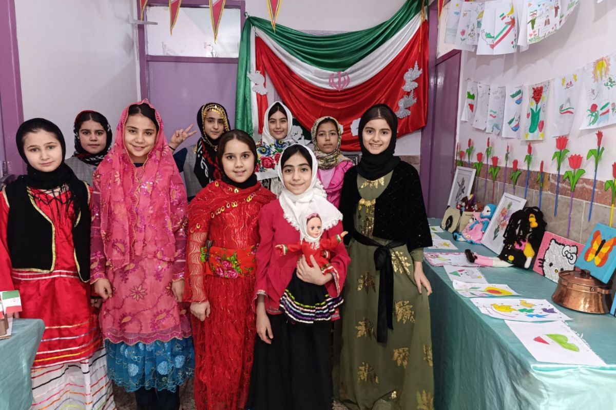 نمایشگاه آثار هنری دانش‌آموزان در دبستان نرجس بهارستان‌دو