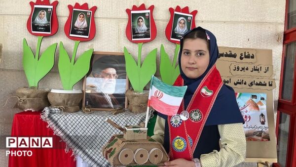 ادای احترام افتخارآمیز دانش‌آموزان آرمینه مصلی‌نژاد به رهبرشهید