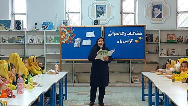 دوستی دانش‌آموزان با کتاب به‌مناسبت هفته‌ کتاب‌ و‌ کتابخانی