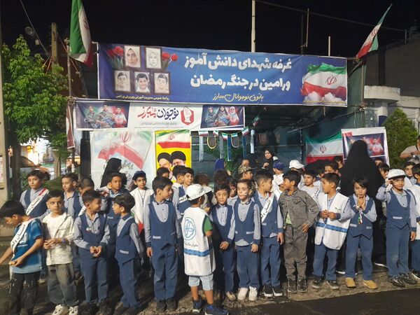 بازدید قائم‌مقام سازمان دانش‌آموزی از غرفه نوجوان مبارز و شهدای دانش‌آموز ورامین