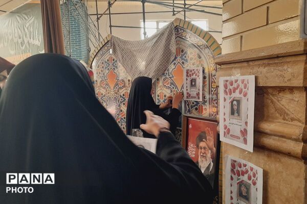 گوشه‌ای از دلدادگی در مصلای شهر قدس؛ میزی به رنگ و بوی شهدا