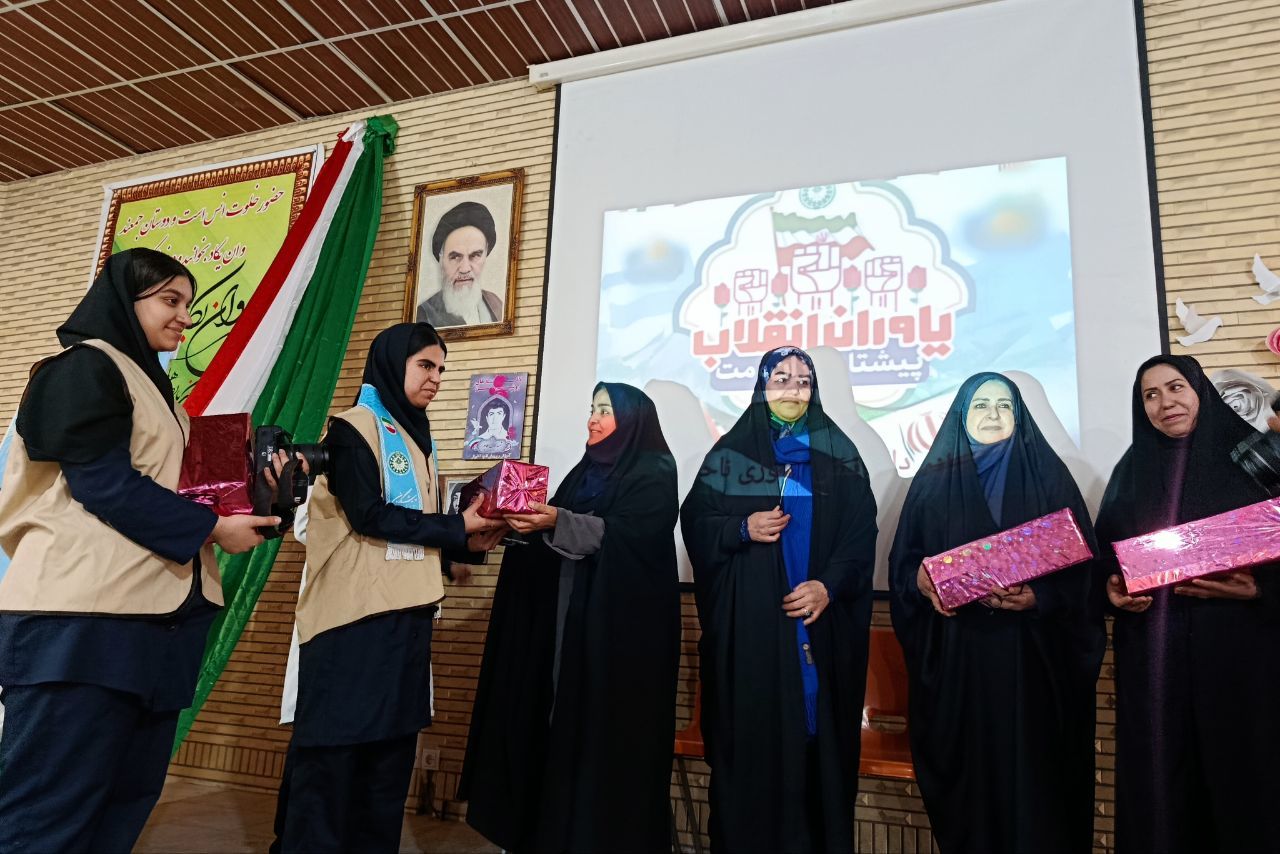 همایش یاوران انقلاب و جشن مدرسه‌ای ایرانمون در شیراز