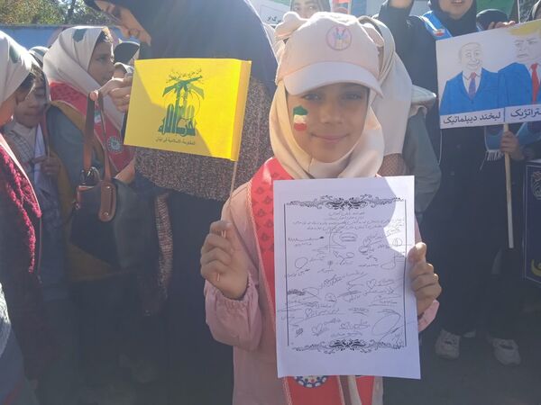 حضور پر شور دانش آموزان نیشابوری در راهپیمایی ١٣ آبان