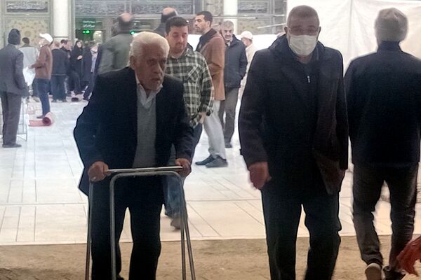 حضور دانش‌آموزان و فرهنگیان ناحیه دو شهرری در نماز جمعه 