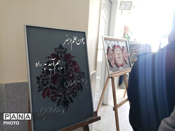 افتتاح نمایشگاه دست سازه‌های هنری در هفته مشاغل