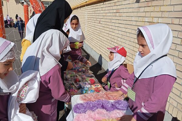 بازارچه دانش‌آموزی در دبستان شاهد شهید محمدرضا کشاورز 