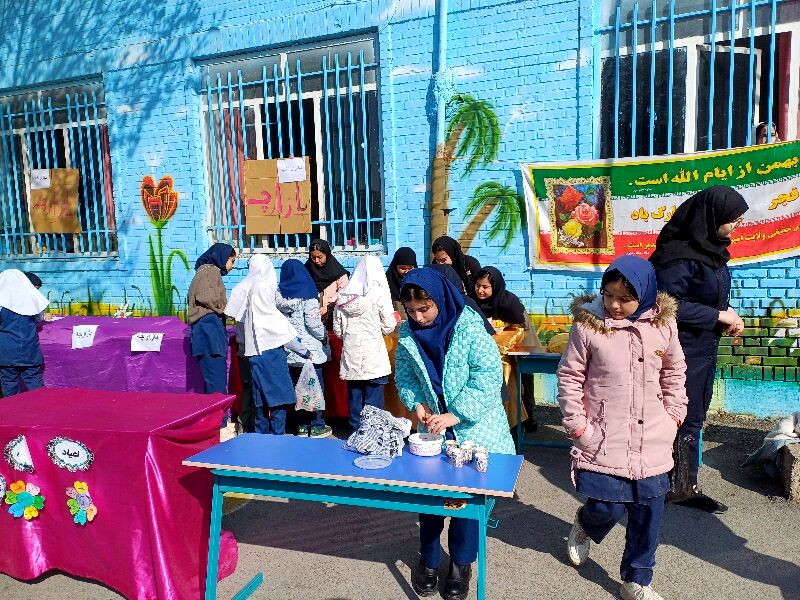 برپایی بازارچه درون مدرسه‌ای در دبستان ربابه هاشمیان یزدی شیروان