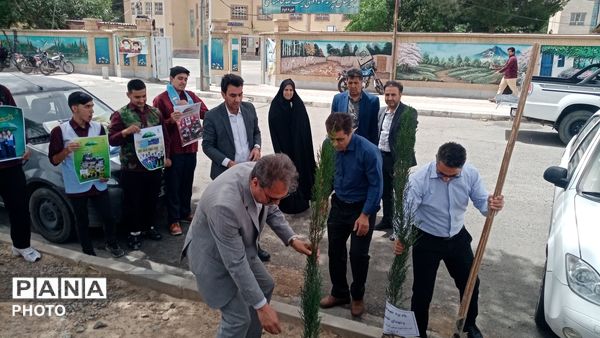 مسئولین اداره آموزش و پرورش کاشمر دو نهال بر زمین نهادند