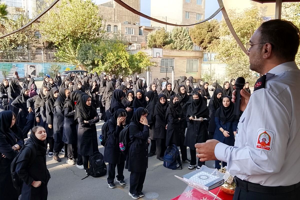 برگزاری مراسم روز آتش نشان در دبیرستان حضرت زینب(س) ناحیه یک شهرری