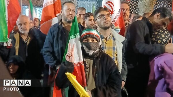 در سپیدای تاریکی ، مردم فریاد روشنی زدند