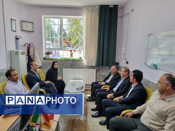 بازدید مسئولان آموزش و پرورش از مدارس سطح شهر سملقان به‌مناسبت هفته معلم