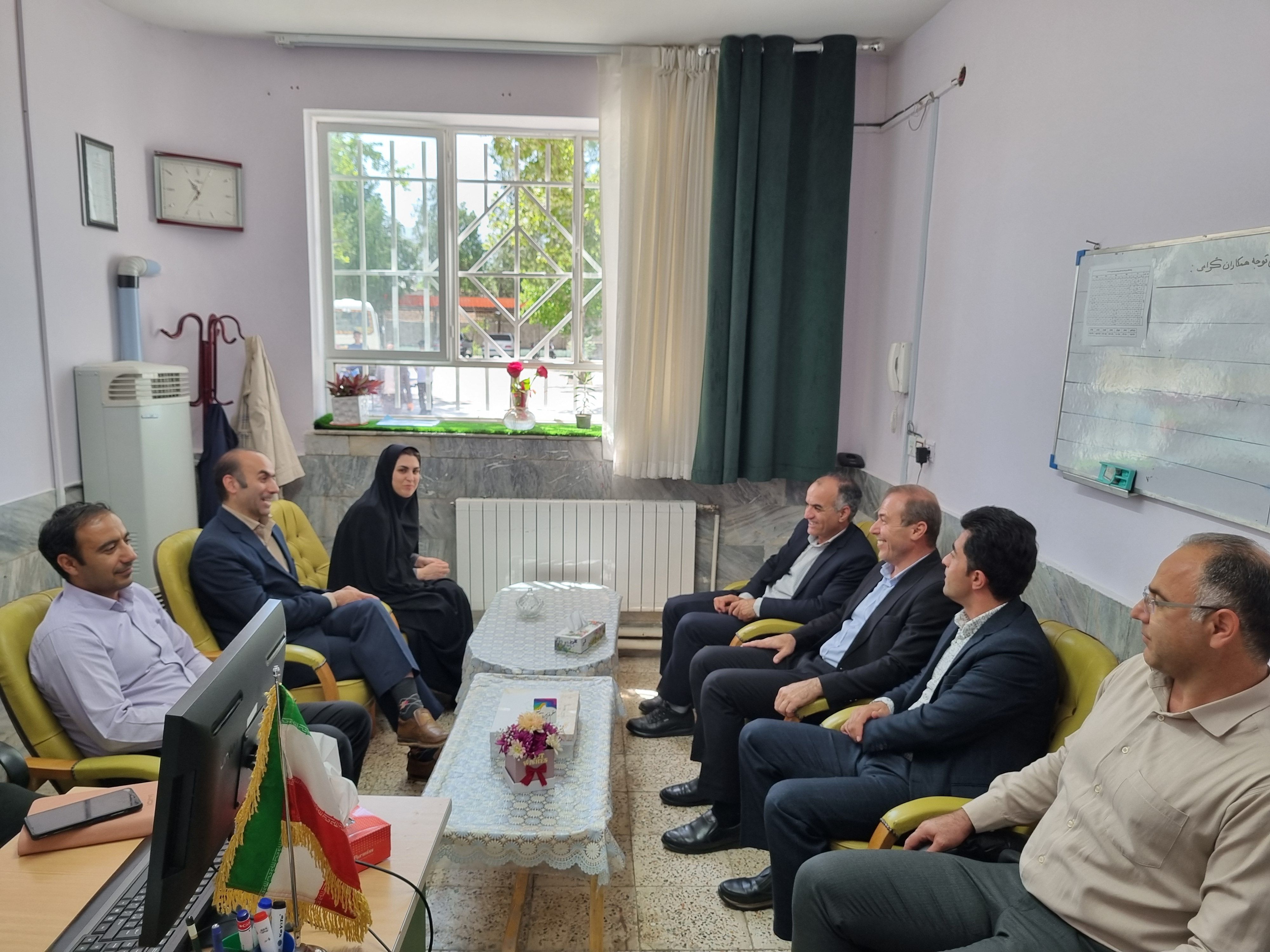 بازدید مسئولان آموزش و پرورش از مدارس سطح شهر سملقان به‌مناسبت هفته معلم