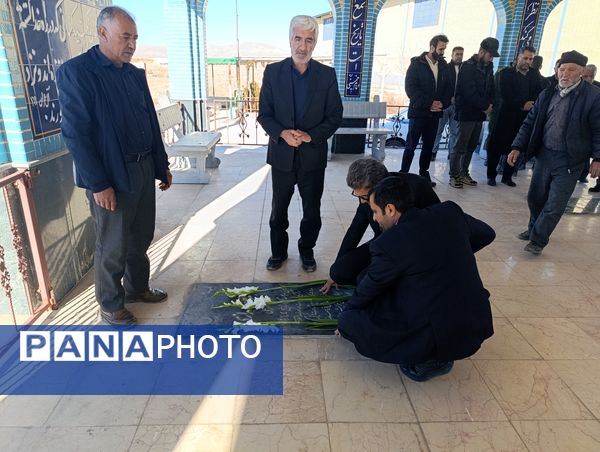 گلباران قبور شهدای شهر سفیددشت به مناسبت دهه فجر