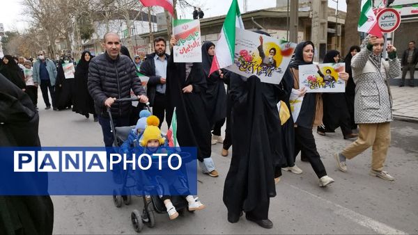 حضور پرشور دانش آموزان و مردم بروجرد در راهپیمایی ۲۲ بهمن 