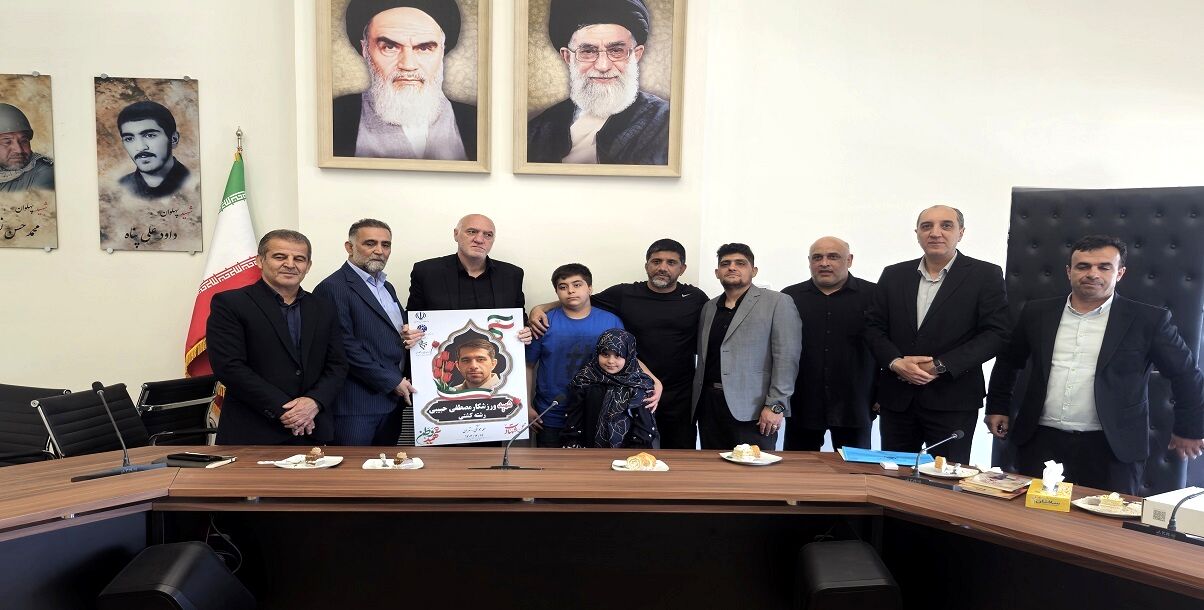 تجلیل از خانواده شهید کشتی گیر جنگ رمضان