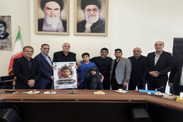 تجلیل از خانواده شهید کشتی گیر جنگ رمضان
