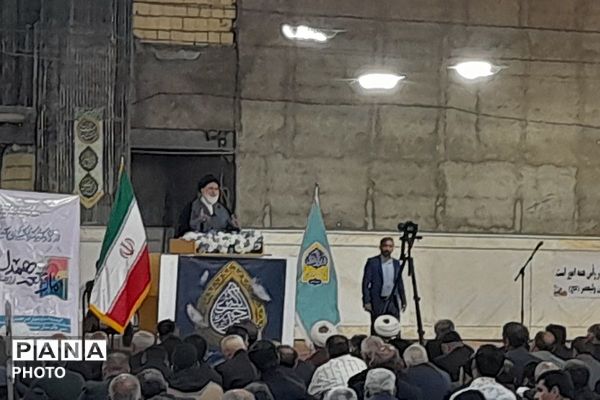 حضور پرشور فرهنگیان و دانش‌آموزان در مصلی نسیم شهر