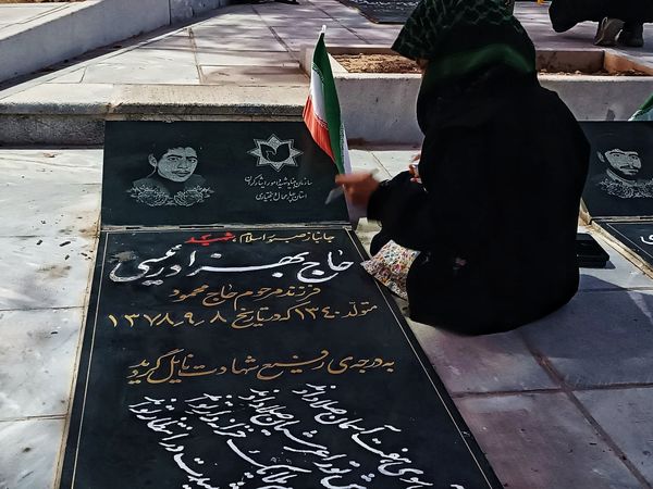 دختران شاهد فاطمه‌زهرا(س) در گلزار شهدا، قبور مطهر را به رنگ عشق آراستند