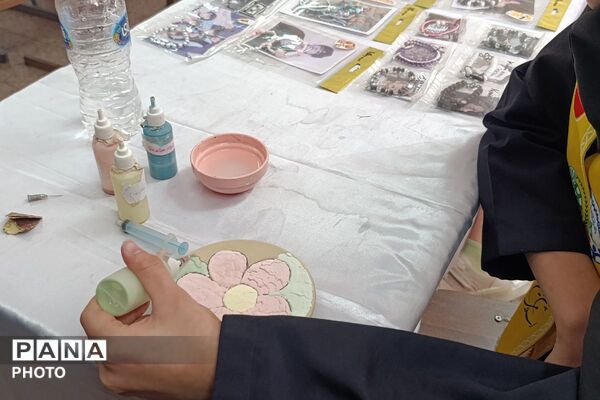 نمایشگاه کار و فناوری در دبیرستان نشاط بهارستان‌دو
