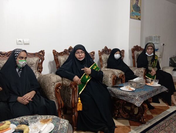 تجلیل دانش‌آموزان بندرعباسی از خانواده شهید در آستانه میلاد حضرت زهرا(س)