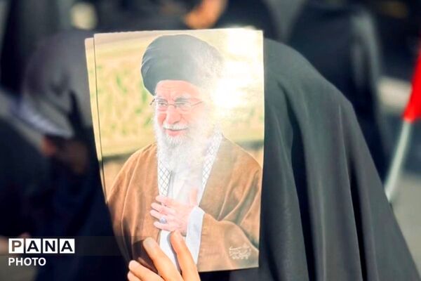 وداعی تاریخی در پایتخت ،پیکر رهبر انقلاب بر دوش ملت ایران