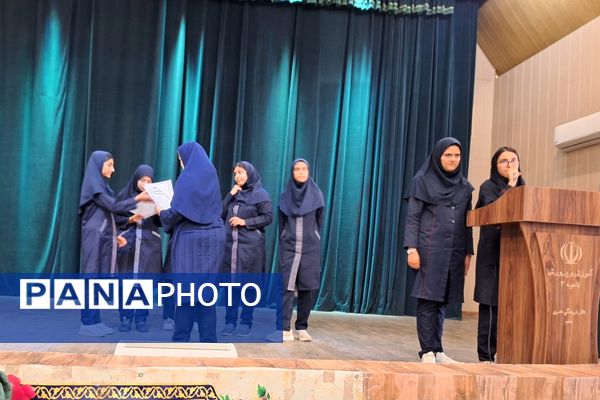 تجلیل از دانش‌آموزان رتبه‌های برتر دبیرستان پویش ناحیه 3 شیراز 