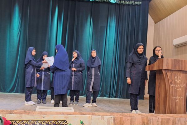 تجلیل از دانش‌آموزان رتبه‌های برتر دبیرستان پویش ناحیه 3 شیراز 