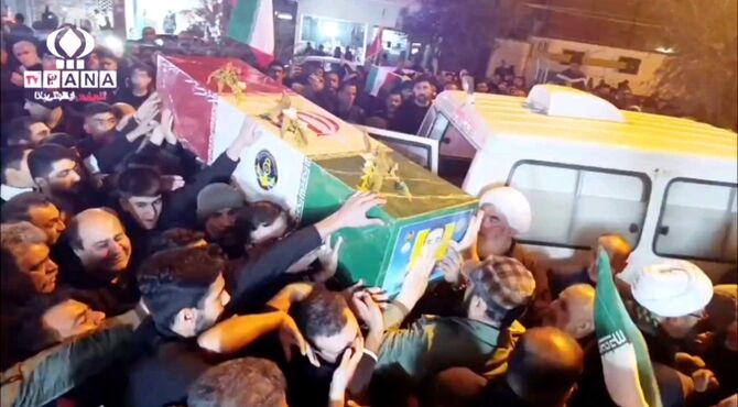 شهید ناوشکن دنا در آغوش مردم کردکوی