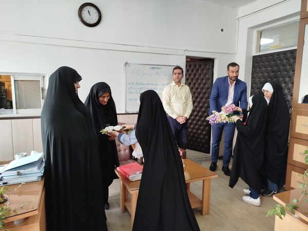 اهدای گل به کارکنان اداره‌کل آموزش و پرورش شهرستان‌های تهران به‌مناسبت بزرگداشت روز معلم 