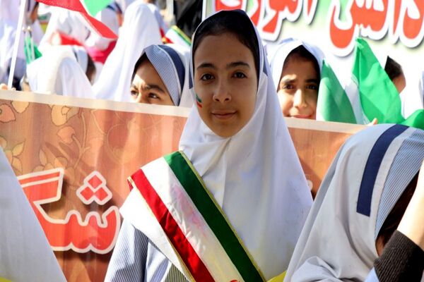 حضور پرشور دانش‌آموزان پاکدشتی در راهپیمایی روز ۱۳ آبان