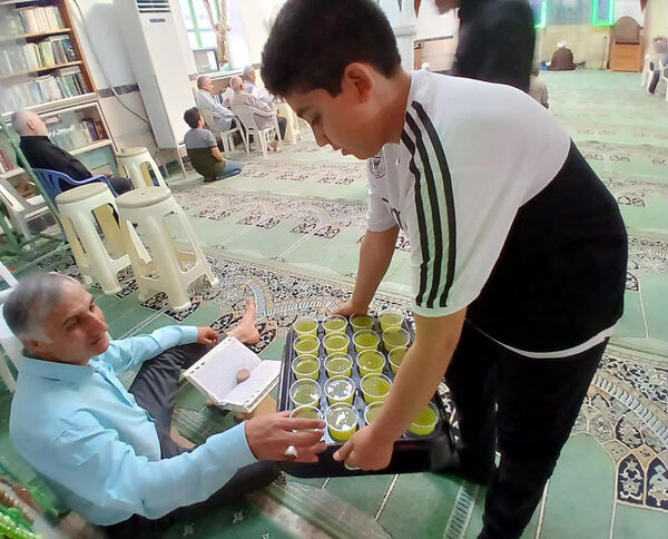 حضور نوجوانان در دعای عرفه 