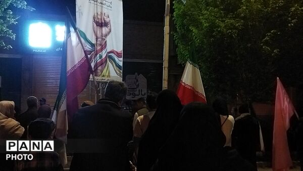 نیشابوری ها از پیر تا کودک در اجتماعات خیابانی