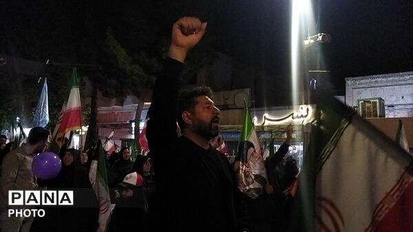 برای پنجاه و یکمین شب حسینیه امام شاهد حماسه مردم شد 