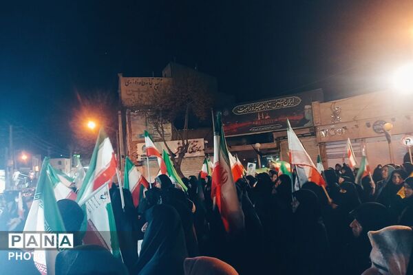 بیعت پر‌شور دانش‌آموزان دهه هشتادی با رهبر معظم جمهوری‌اسلامی در شهرستان فیروزکوه