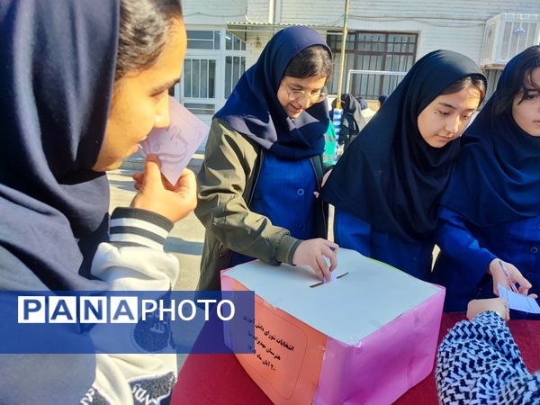 انتخابات شورای دانش‌آموزی در هنرستان مهدیزاده نیا