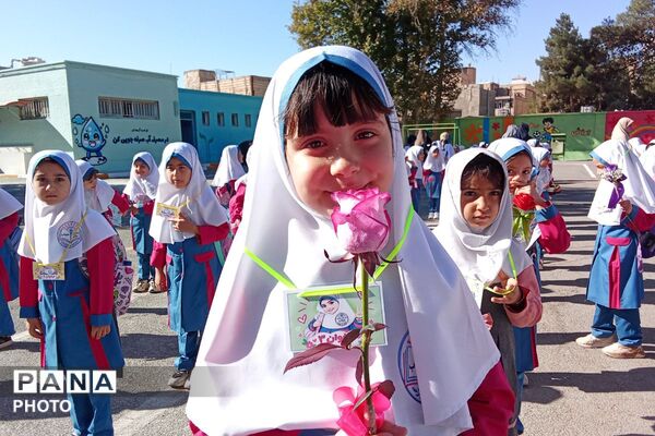 اولین زنگ شادی برای شکوفه‌های کلاس اول در دبستان روستایی عارف