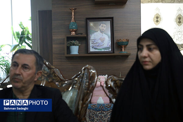 دیدار معاون پرورشی و فرهنگی وزارت آموزش و پرورش با خانواده شهید آرمان علی‌وردی