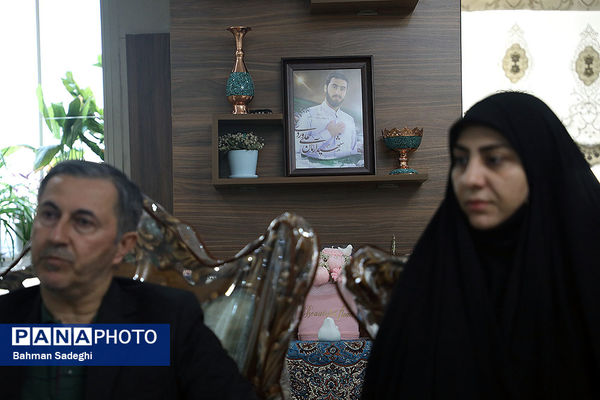 دیدار معاون پرورشی و فرهنگی وزارت آموزش و پرورش با خانواده شهید آرمان علی‌وردی