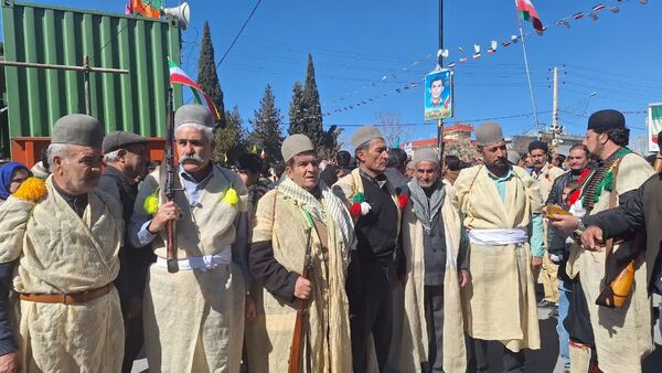 مشت‌های درهم گره خورده دانش‌آموزان کهگیلویه و بویراحمد در راهپیمایی ۲۲ بهمن