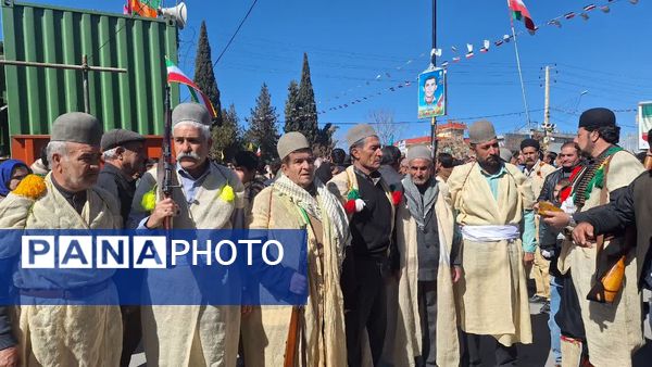 مشت‌های درهم گره خورده دانش‌آموزان کهگیلویه و بویراحمد در راهپیمایی ۲۲ بهمن