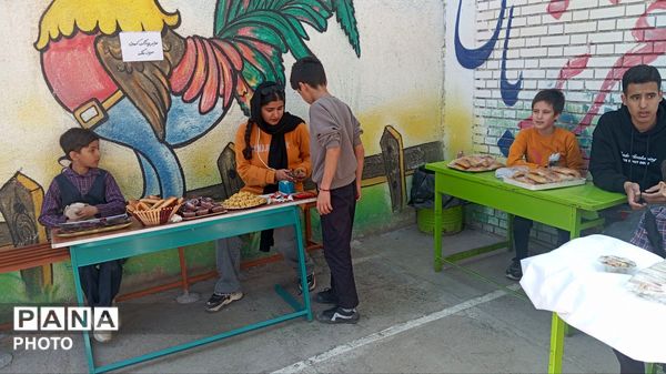برپایی بازارچه دانش آموزی در شهرستان کاشمر 