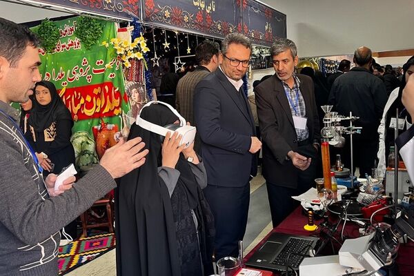 بازدید رئیس اداره آموزش و پرورش کهریزک از نمایشگاه دستاوردهای دانش‌آموزی در اداره کل آموزش و پرورش شهرستانهای تهران 